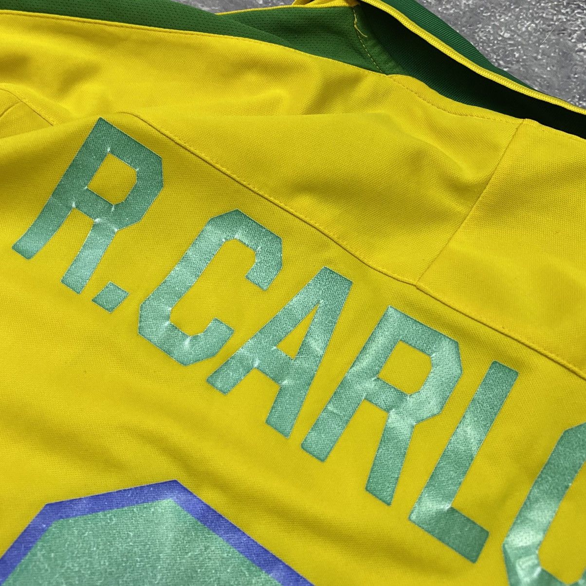 Vintage Vintage Nike Brazil Style Roberto Carlos 90’s soccer jersey Size US L / EU 52-54 / 3 - 13 Thumbnail