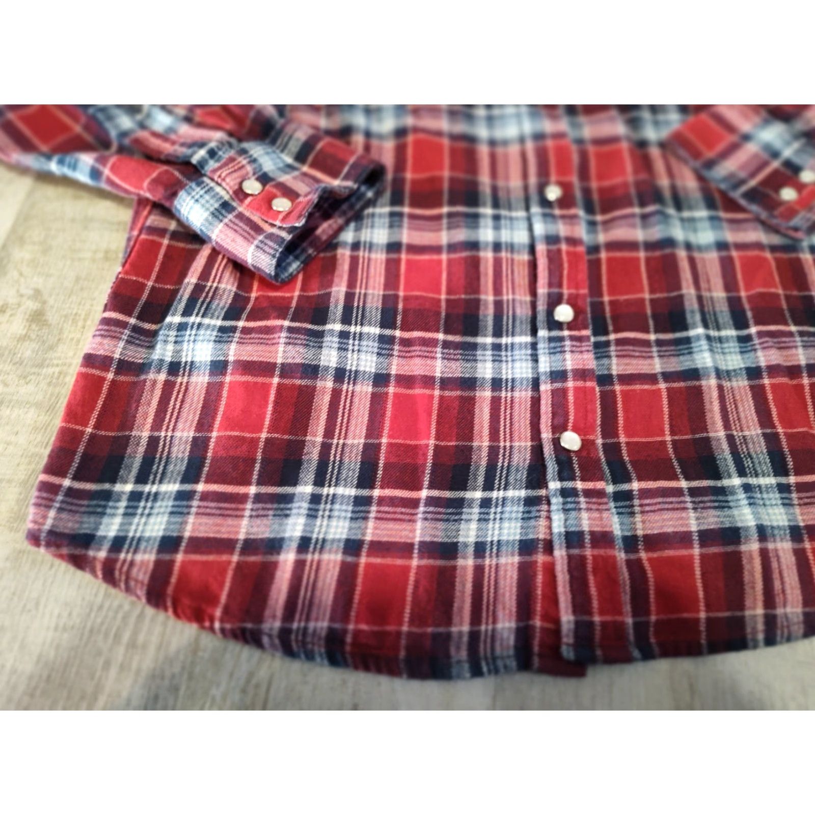 Levi's VINTAGE Levi's Women's Red Plaid Flannel Long Sleeve Snap Button-Up Shirt L Classic Western Size L / US 10 / IT 46 - 2 Thumbnail