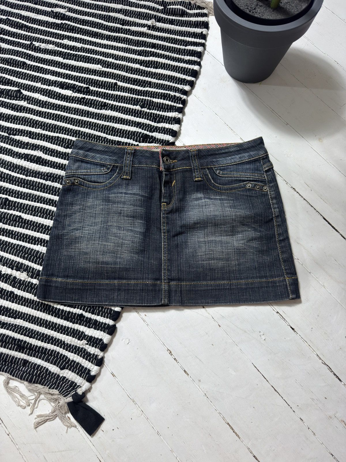 Moschino VINTAGE MOSCHINO JEANS WASHED STYLE MINI DENIM SKIRT Size 28" / US 6 / IT 42 - 3 Thumbnail