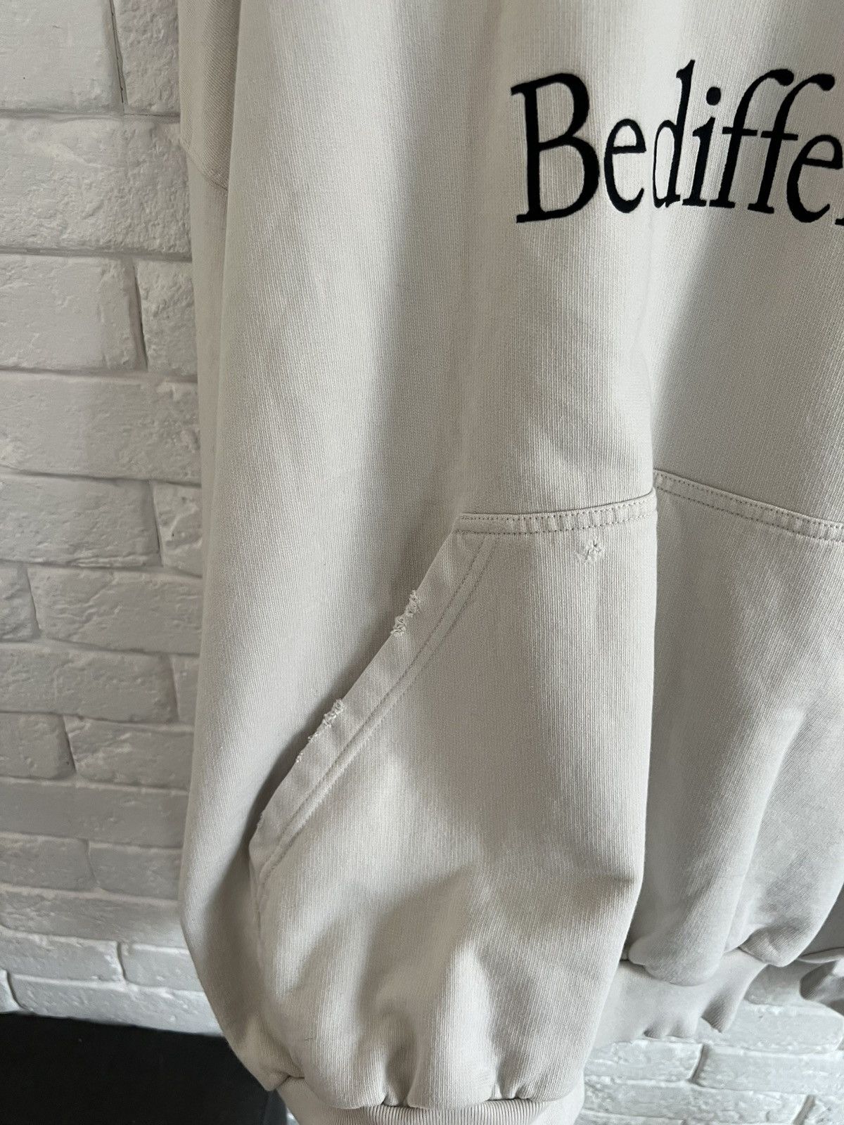 Balenciaga Balenciaga Apple Be different hoodie Size US L / EU 52-54 / 3 - 3 Thumbnail