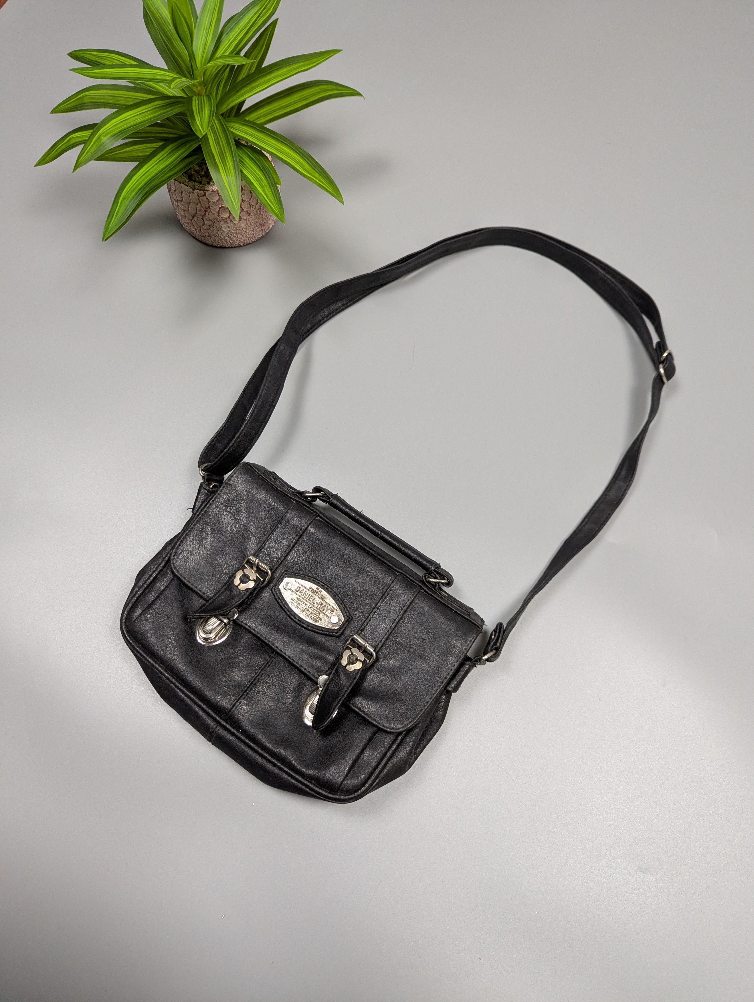 Vintage Vintage Daniel Ray Black Leather Shoulder Bag Size ONE SIZE - 1 Thumbnail