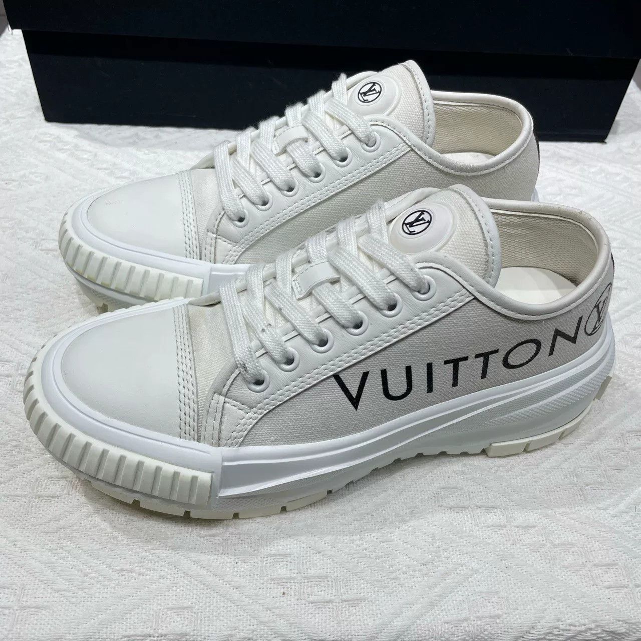Louis Vuitton Louis Vuitton Squad Women's White Sneakers Size US 5 / IT 35 - 1 Thumbnail