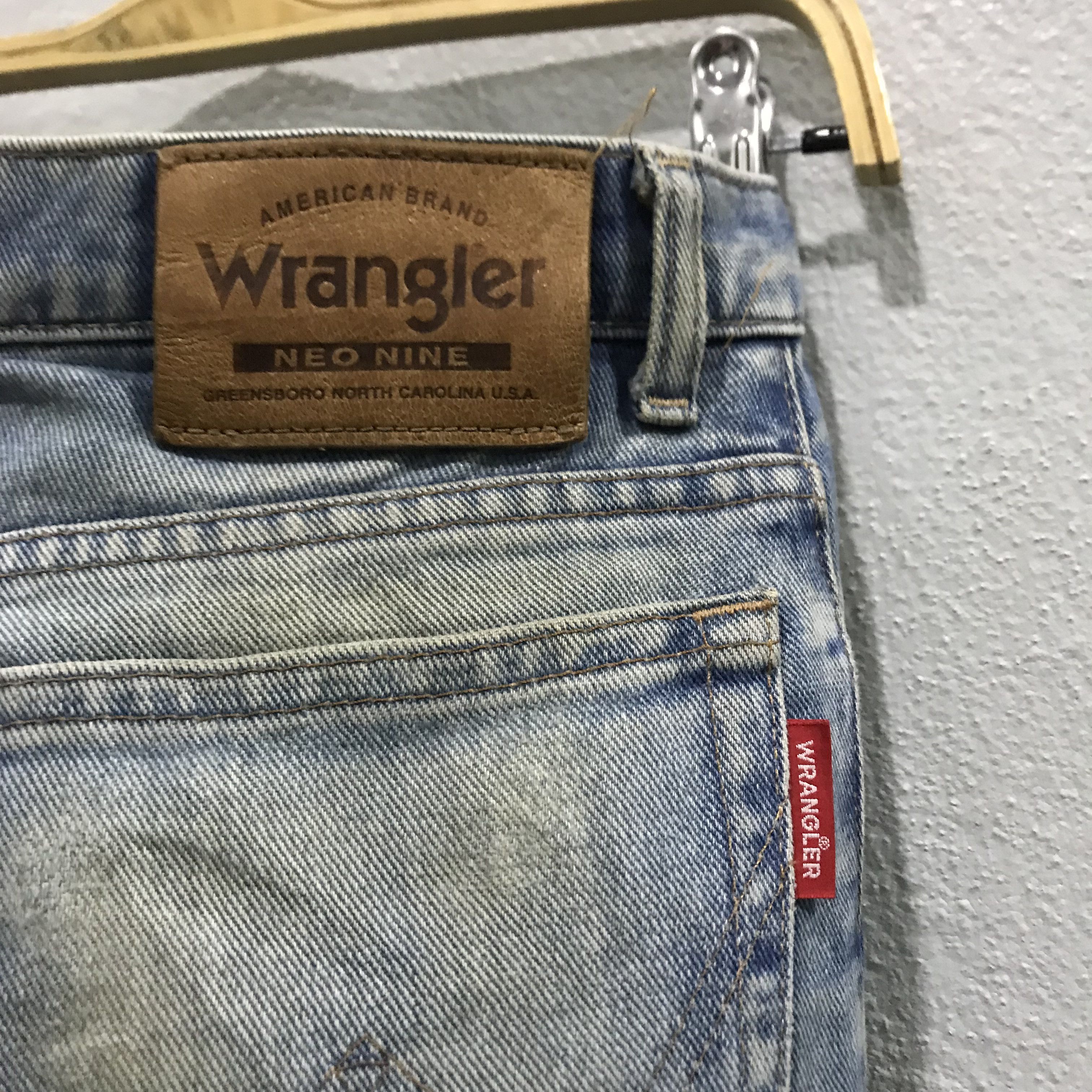 Wrangler Wrangler Neo Nine Faded Light Wash High-Rise Straight Leg Size US 29 - 11 Thumbnail