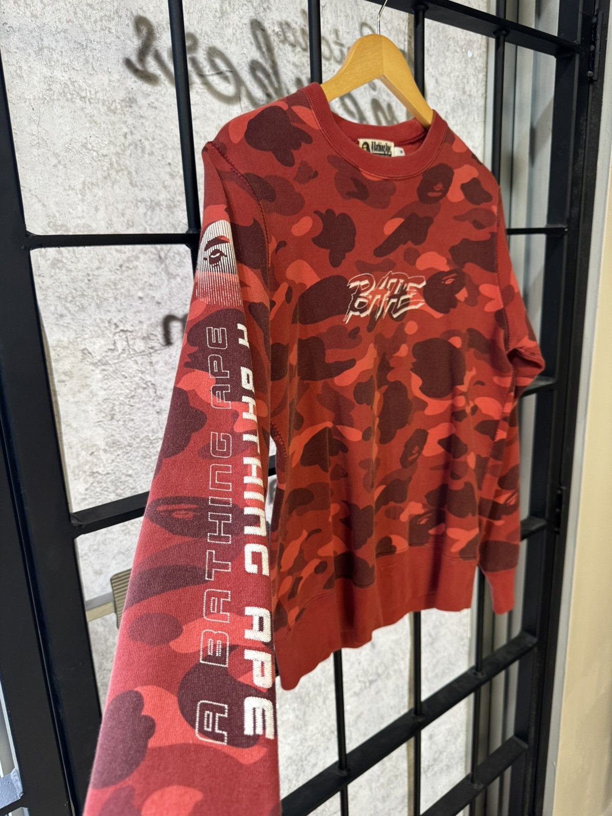 Bape Bape Red Camo Spray Logo Crewneck Sweatshirt Size US M / EU 48-50 / 2 - 3 Thumbnail