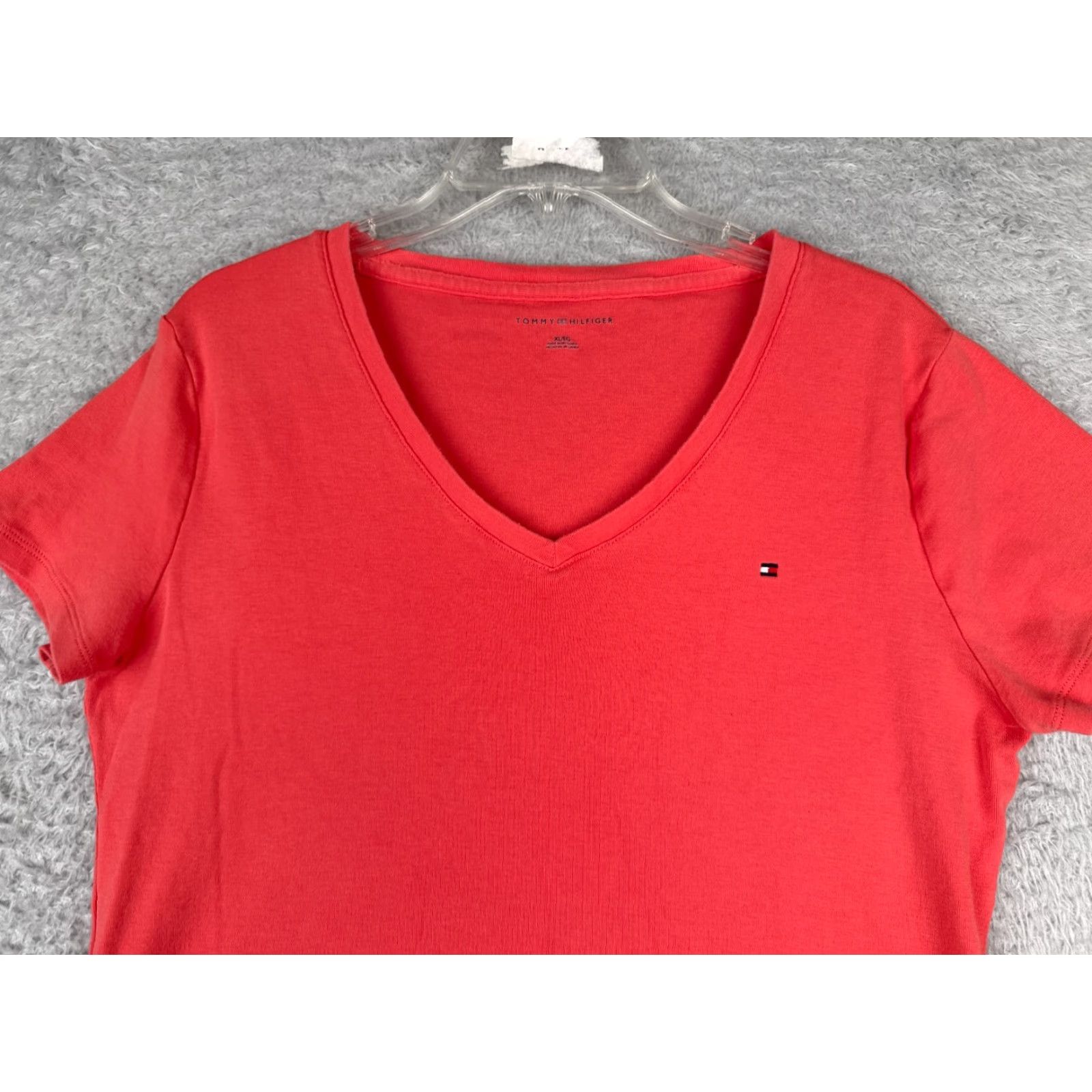 Tommy Hilfiger VINTAGE Tommy Hilfiger Shirt Womens XL Pink Coral Short Sleeve V-Neck Cotton T-Shirt Casual Logo American Designer Mens Women Boys Girls Size XL / US 12-14 / IT 48-50 - 4 Thumbnail