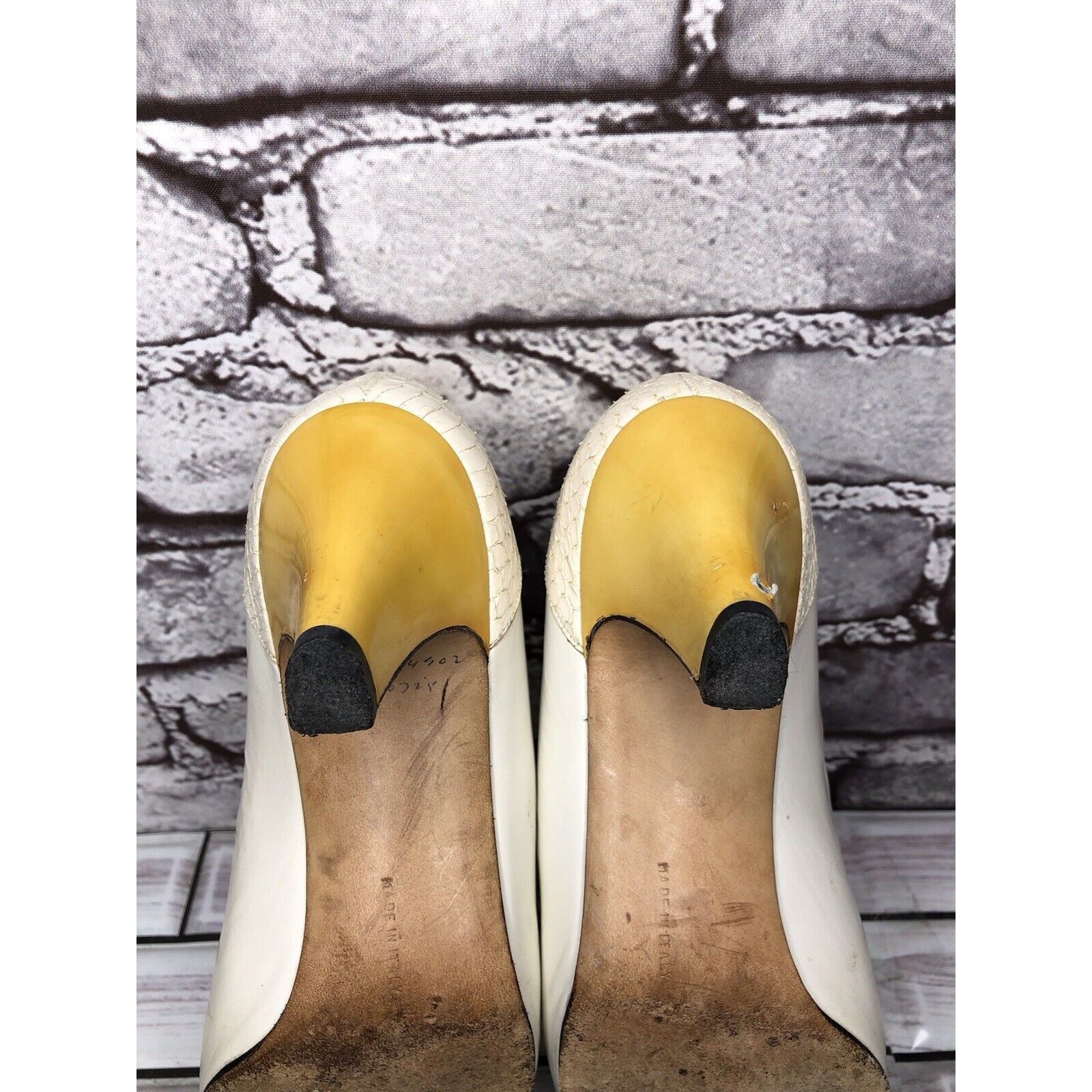 Salvatore Ferragamo Salvatore Ferragamo Ivory Leather Snake Yellow Patent Dress Size US 5 / IT 35 - 17 Thumbnail