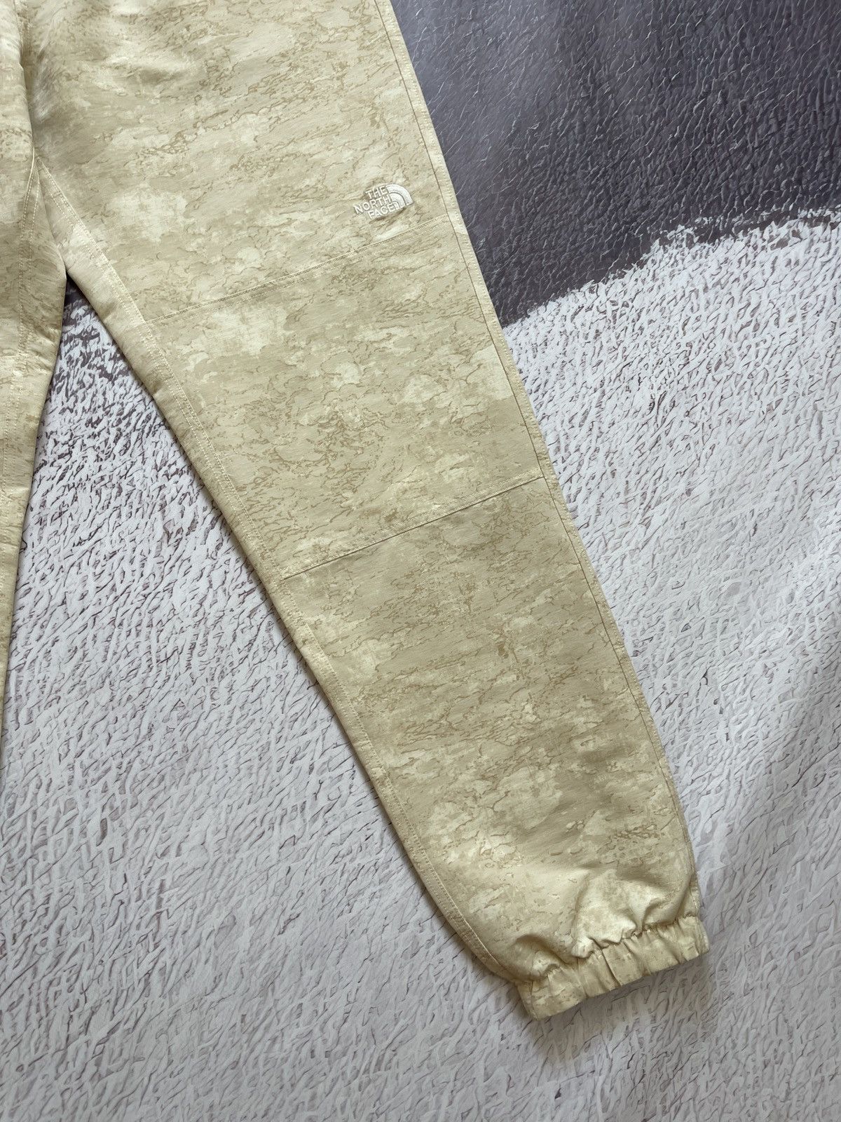 The North Face The North Face camouflage beige joggers track pants Size 30" / US 8 / IT 44 - 5 Thumbnail