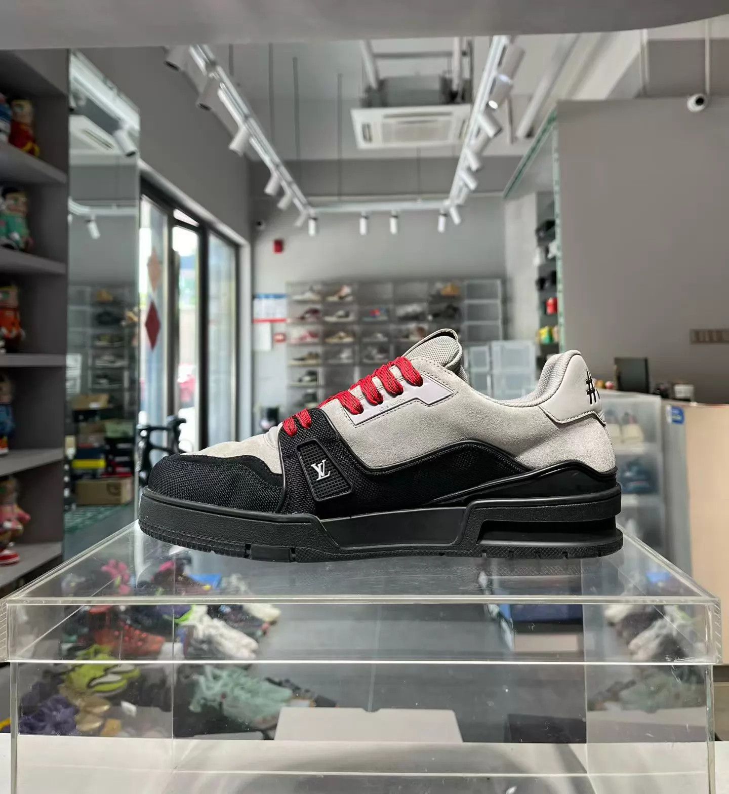 Louis Vuitton LV Trainer 26 Black/Gray 41.5 Worn a Few Times Size US 8.5 / EU 41-42 - 5 Thumbnail