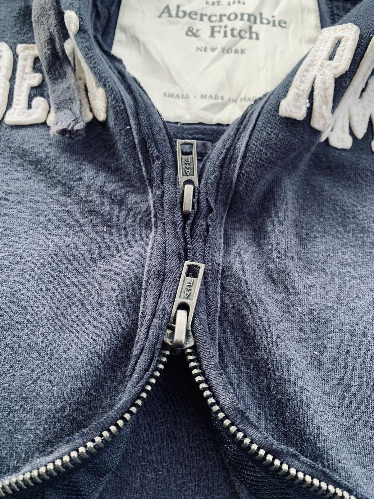 Abercrombie & Fitch Abercrombie Cropped Distressed Zip Up Jacket Hoodie Size S / US 4 / IT 40 - 4 Thumbnail