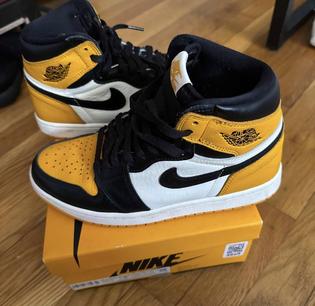 Jordan Brand Jordan 1 high taxi yellow Size US 8 / EU 41 - 8 Thumbnail