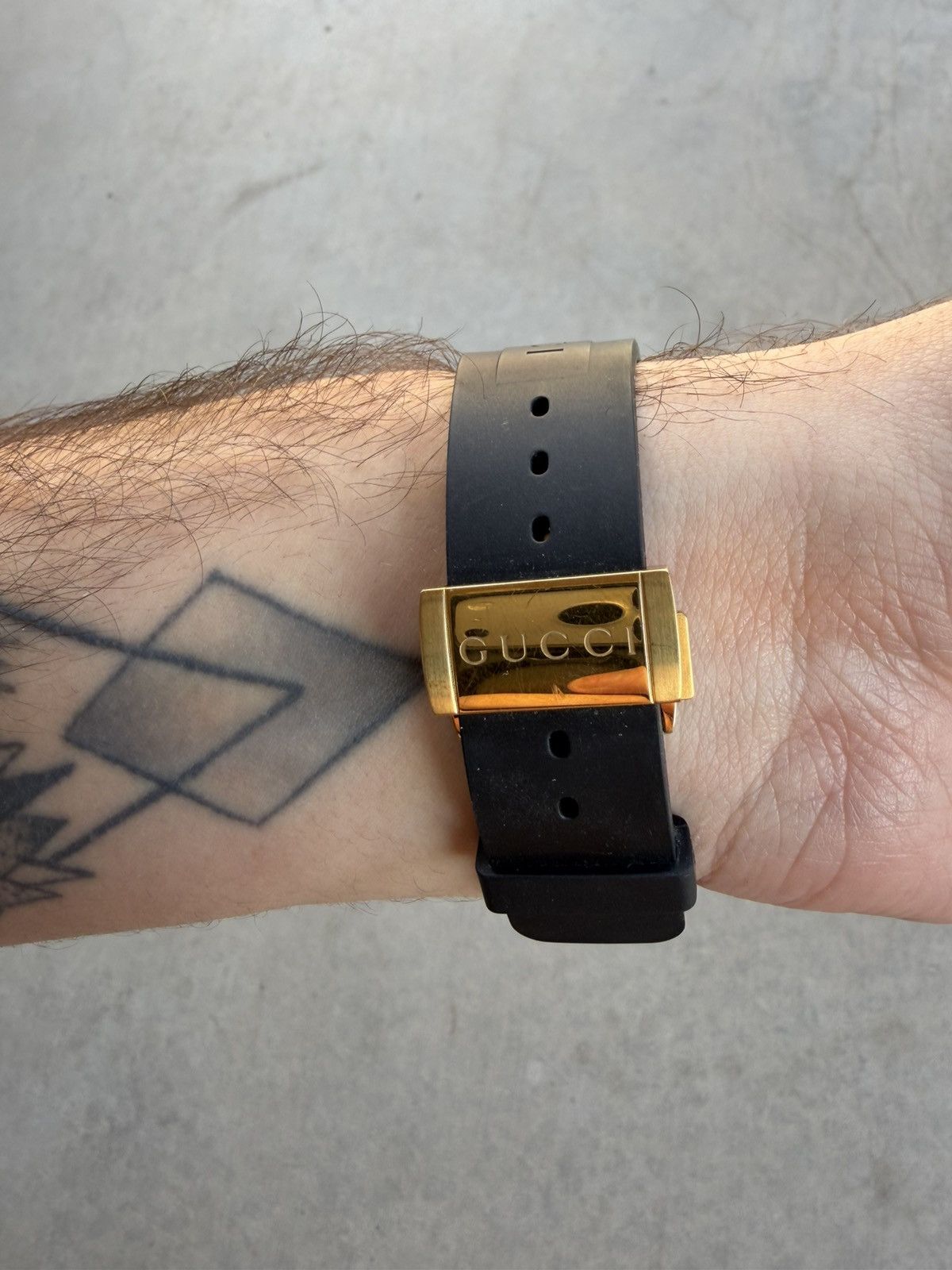 Gucci Gucci Dive Watch 559817 – Gold / Black (Rubber Strap) Size ONE SIZE - 5 Thumbnail