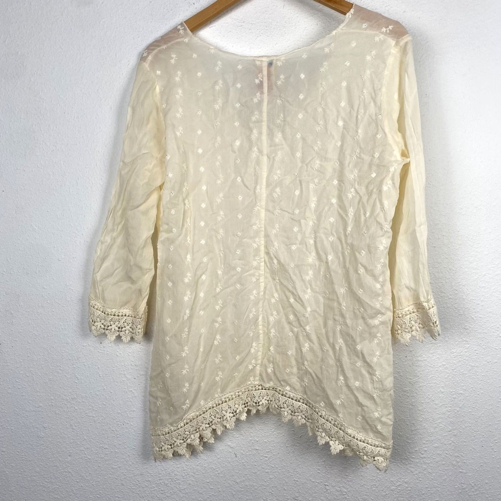 Johnny Was Johnny Was Tunic Blouse XS White Floral Embroidered Knit Rayon Scoop Neck Long Sleeve Relaxed Womens Hanstyle Size XS / US 0-2 / IT 36-38 - 4 Thumbnail