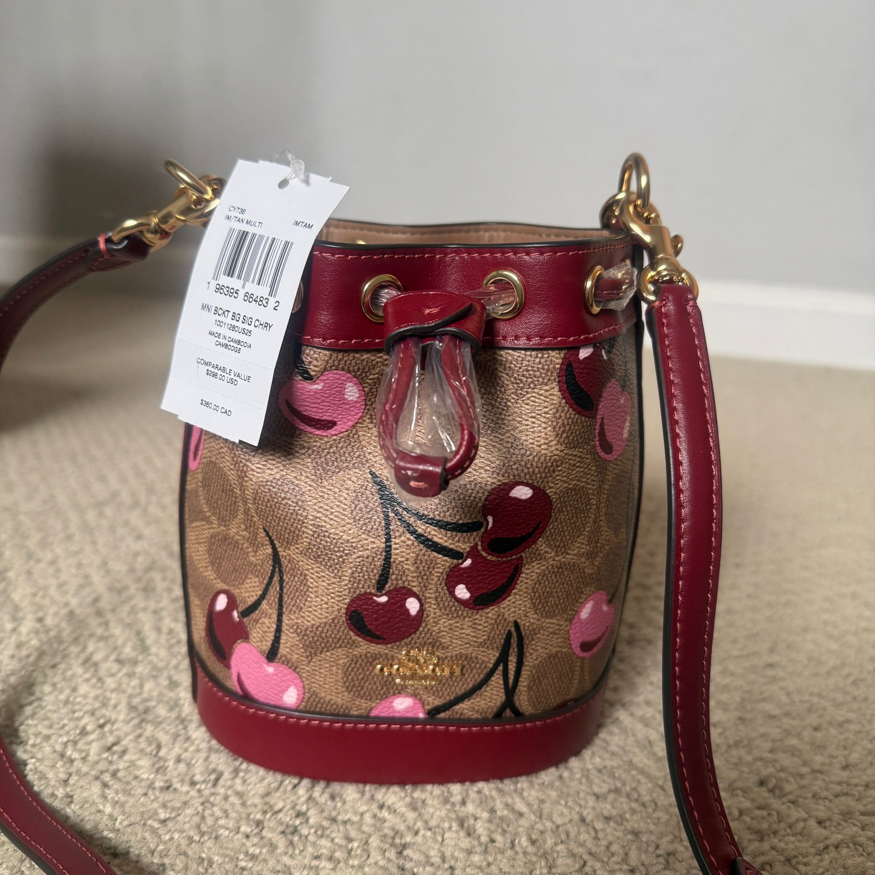 日本未入荷 Coach CAL11 Mini Bucket Bag フルーツ柄 Coach NWT Coach Mini Bucket Bag With Strawberry Print CAL11