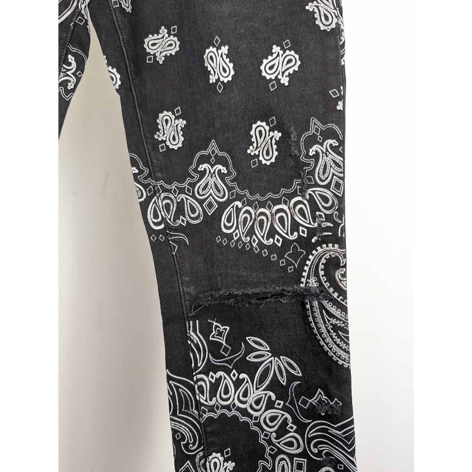 Amiri o1rshd1 Q:2 / Flocked Bandana Jeans in Aged Black Size US 38 / EU 54 - 10 Thumbnail