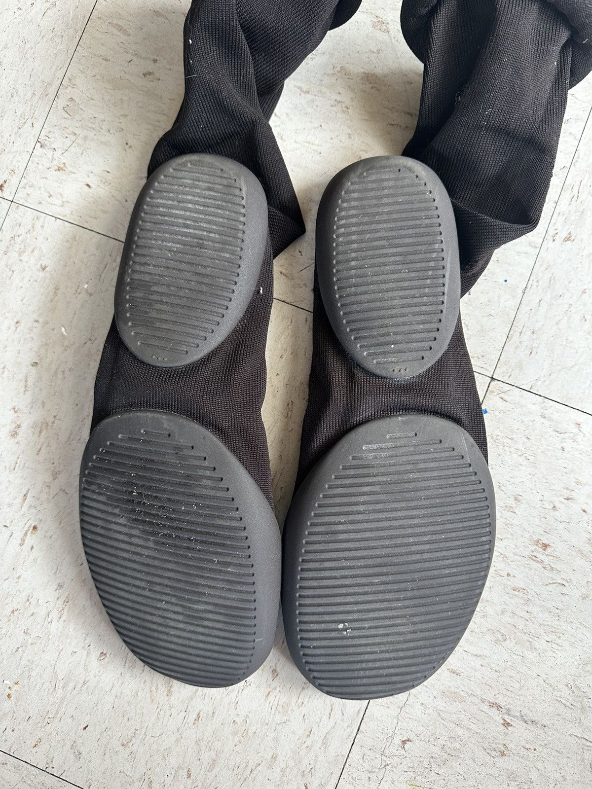 Yeezy Yeezy Pods Size US 10 / EU 43 - 1 Thumbnail