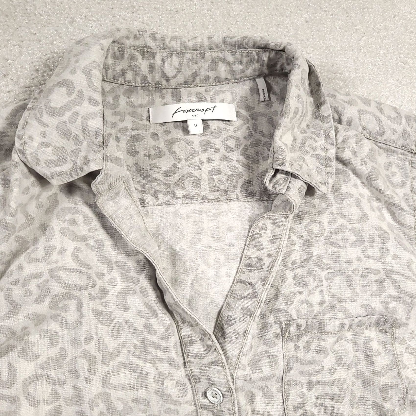 Vintage Foxcroft Leopard Print Tencel Shirt Button Up Women's 8 Gray Long Sleeve V-Neck Size M / US 6-8 / IT 42-44 - 4 Thumbnail