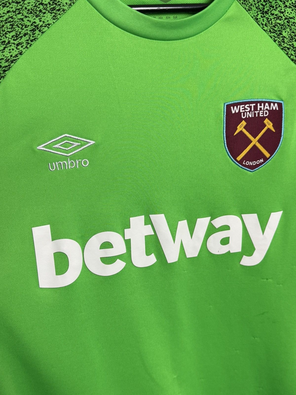 Umbro West Ham United 21/22 Goalkeeper Football Jersey Size US S / EU 44-46 / 1 - 3 Thumbnail