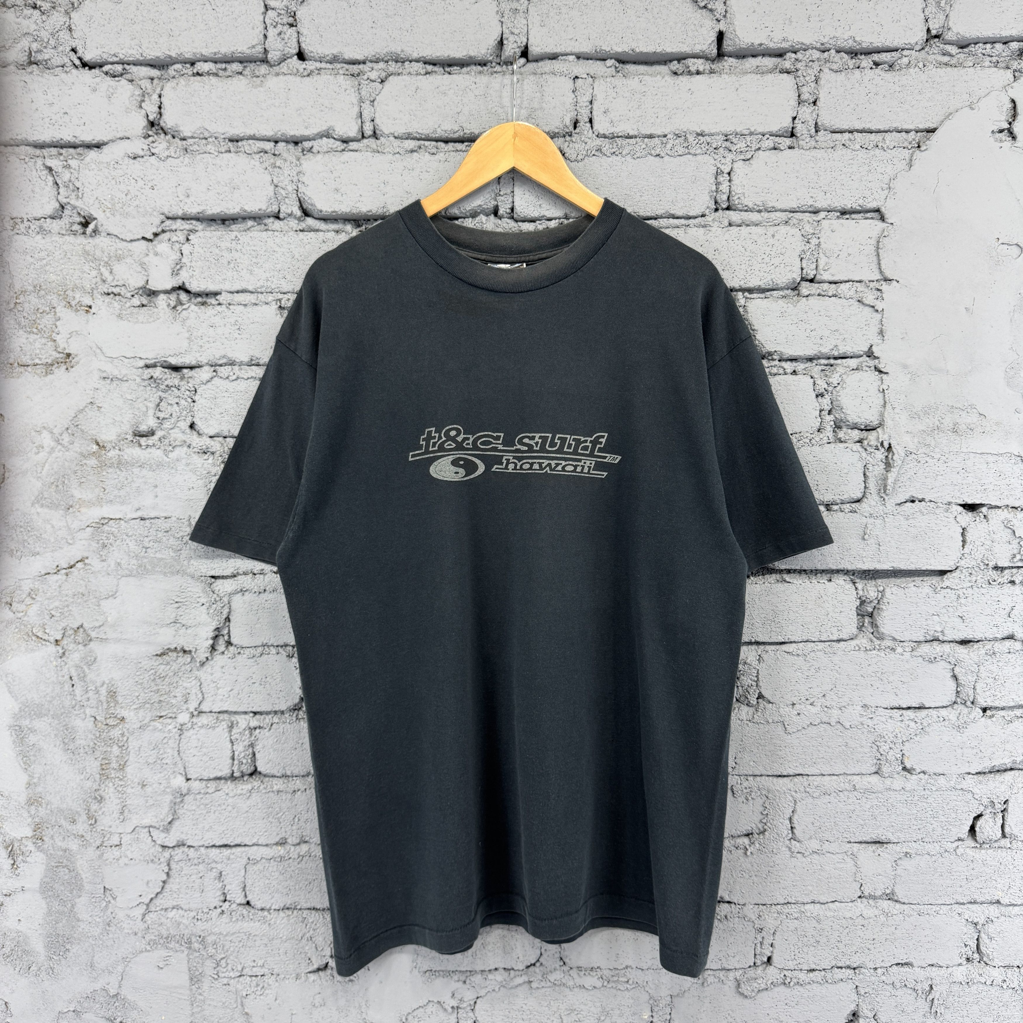 Vintage Vintage 90s Sunfaded T&C Surf Designs Hawaii Backhit Surfing Size US L / EU 52-54 / 3 - 2 Thumbnail