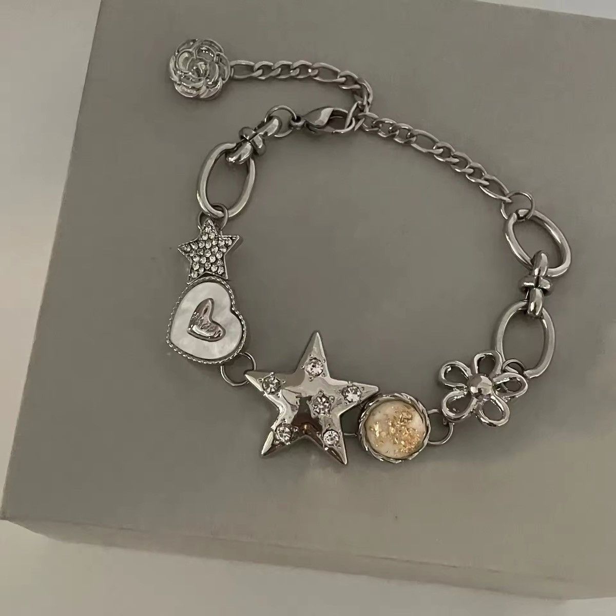 Japanese Brand × Vintage Heart Flower Chain Bracelets Size ONE SIZE - 1 Thumbnail