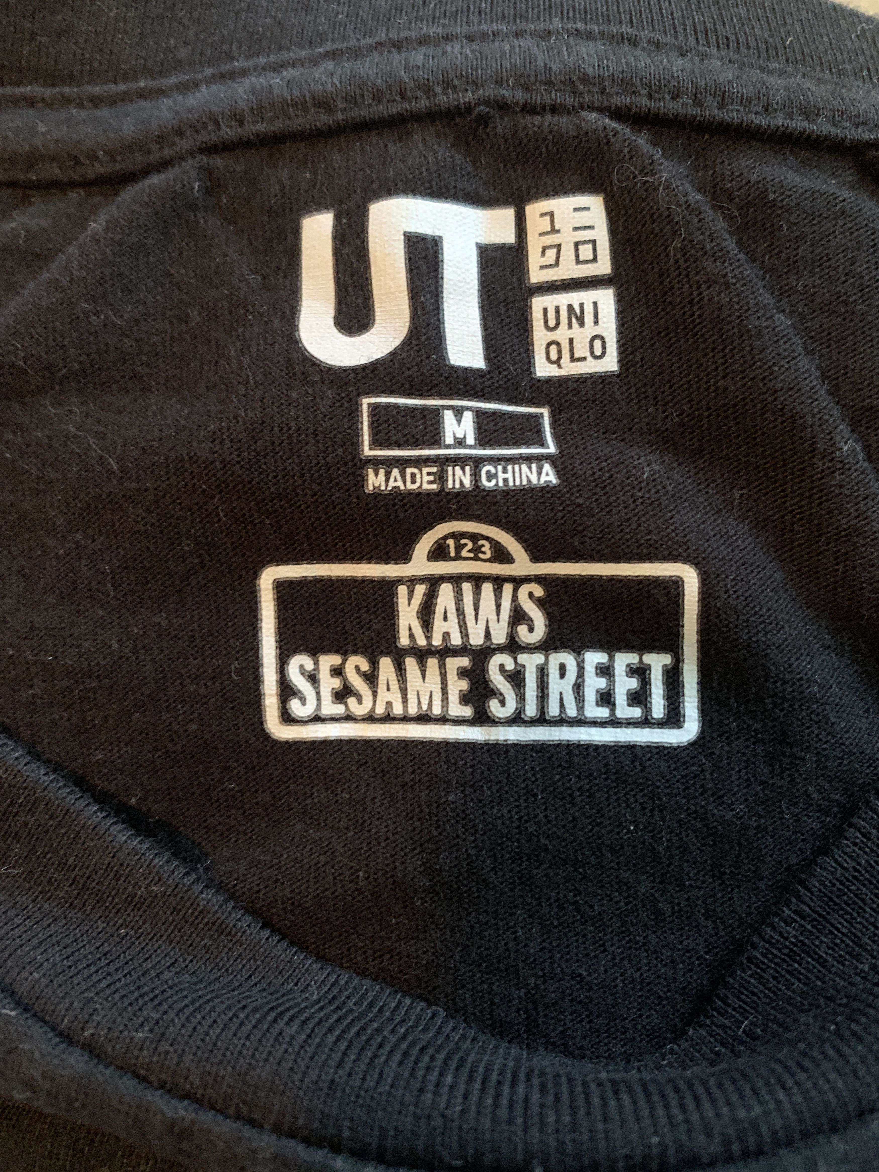 Kaws × Uniqlo Sesame Street BFF Elmo Tee Size US M / EU 48-50 / 2 - 2 Thumbnail