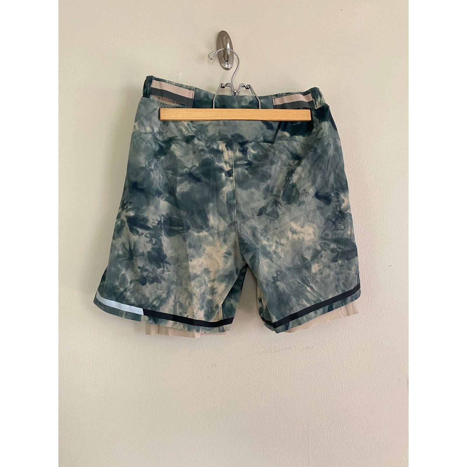 Lululemon Lululemon Surge Shorts Tidal Dye Cafe Au Lait Smoked Spruce Size US 26 / EU 42 - 2 Thumbnail