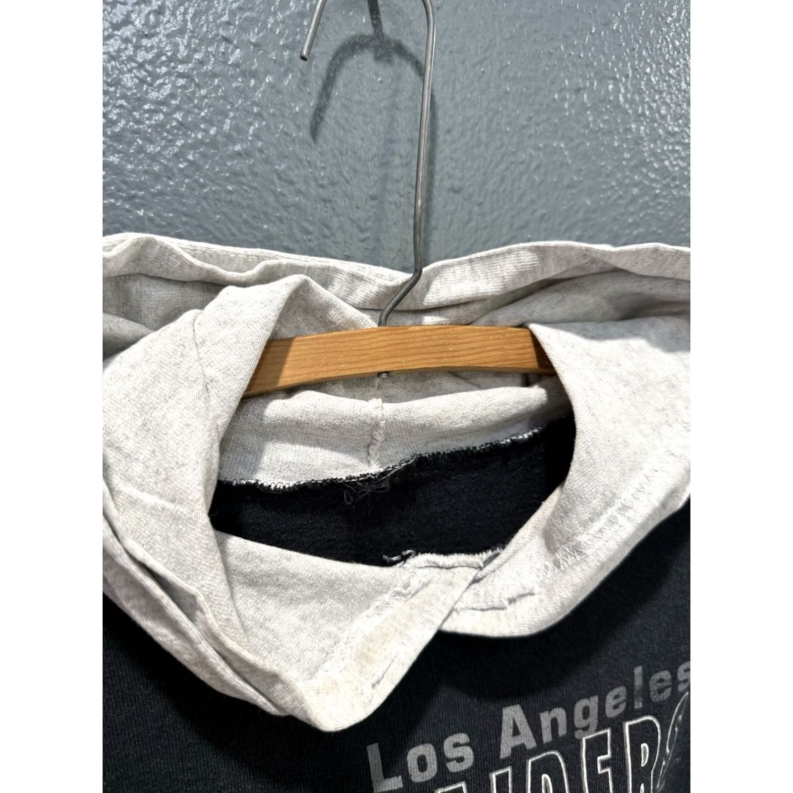 NFL VINTAGE Looney Tunes Taz Los Angeles Raiders NFL Hooded Long Sleeve Shirt Small Black 90s Mens Size US S / EU 44-46 / 1 - 2 Thumbnail