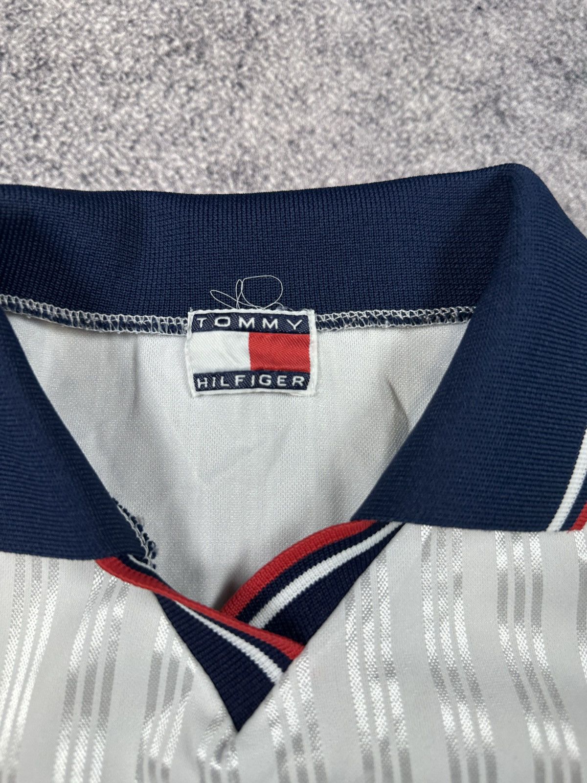 Tommy Hilfiger Vintage Tommy Hilfiger Big Logo T-shirt Streetwear Rare XL Size US XL / EU 56 / 4 - 3 Thumbnail