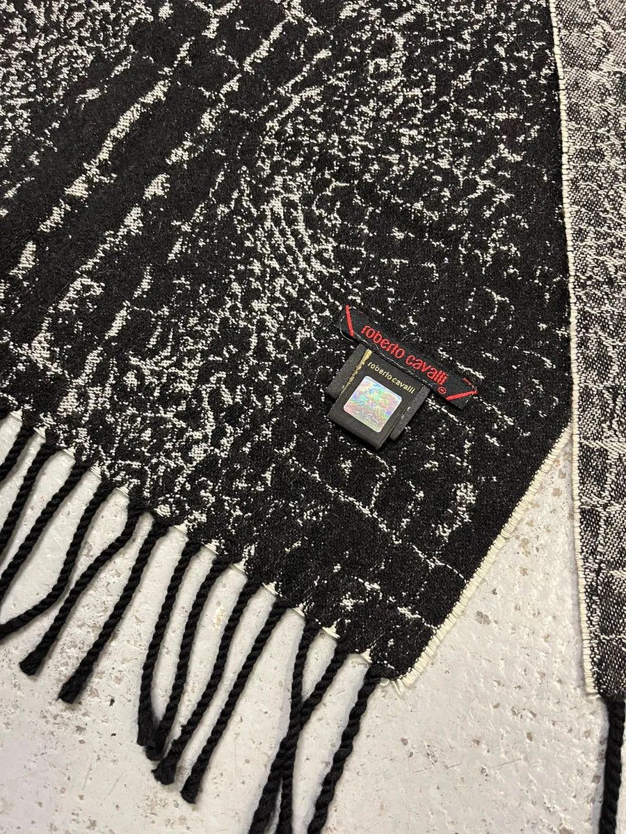 Roberto Cavalli 2000s Roberto Cavalli Grey & Black Crocodile Effect Scarf Size ONE SIZE - 6 Thumbnail