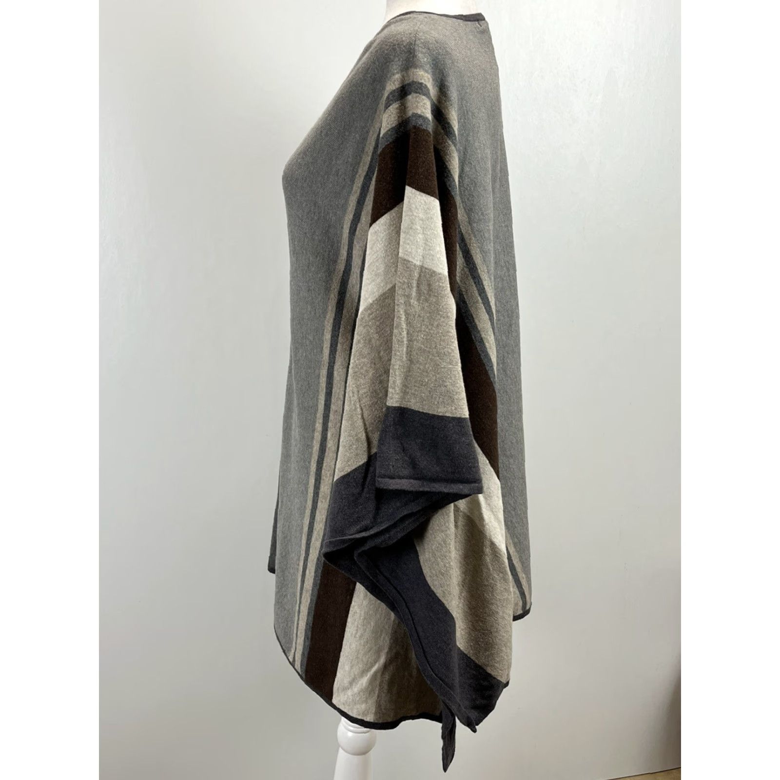 Vintage Cabi 909 Horizon Oversized Vneck Poncho Sweater Sz M VGUC Coastal Women Grey Brown Tan V-Neck Poncho Sweater M Womens Size M / US 6-8 / IT 42-44 - 4 Thumbnail