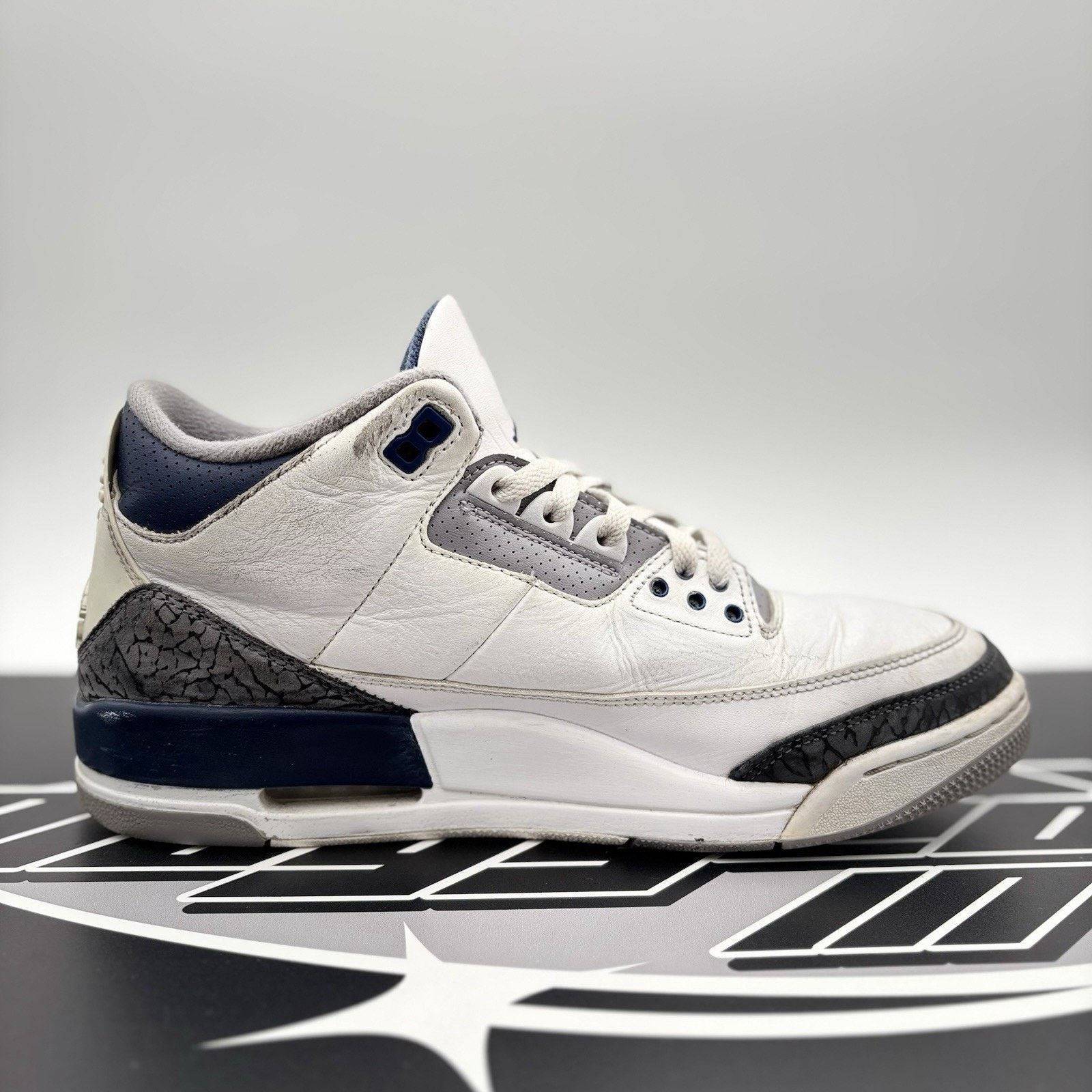 Jordan Brand Size 10 - Air Jordan 3 Retro Midnight Navy Size US 10 / EU 43 - 13 Thumbnail