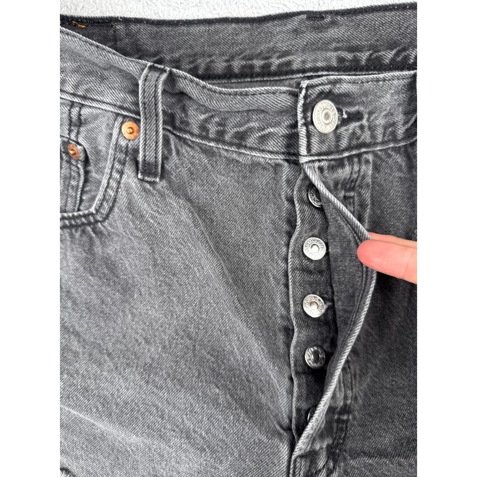 Levi's Levi's Jeans Shorts Women 33 Black Denim Cut-Off 501 Button Fly 33x2 Size 24" / US 00 / IT 34 - 6 Thumbnail