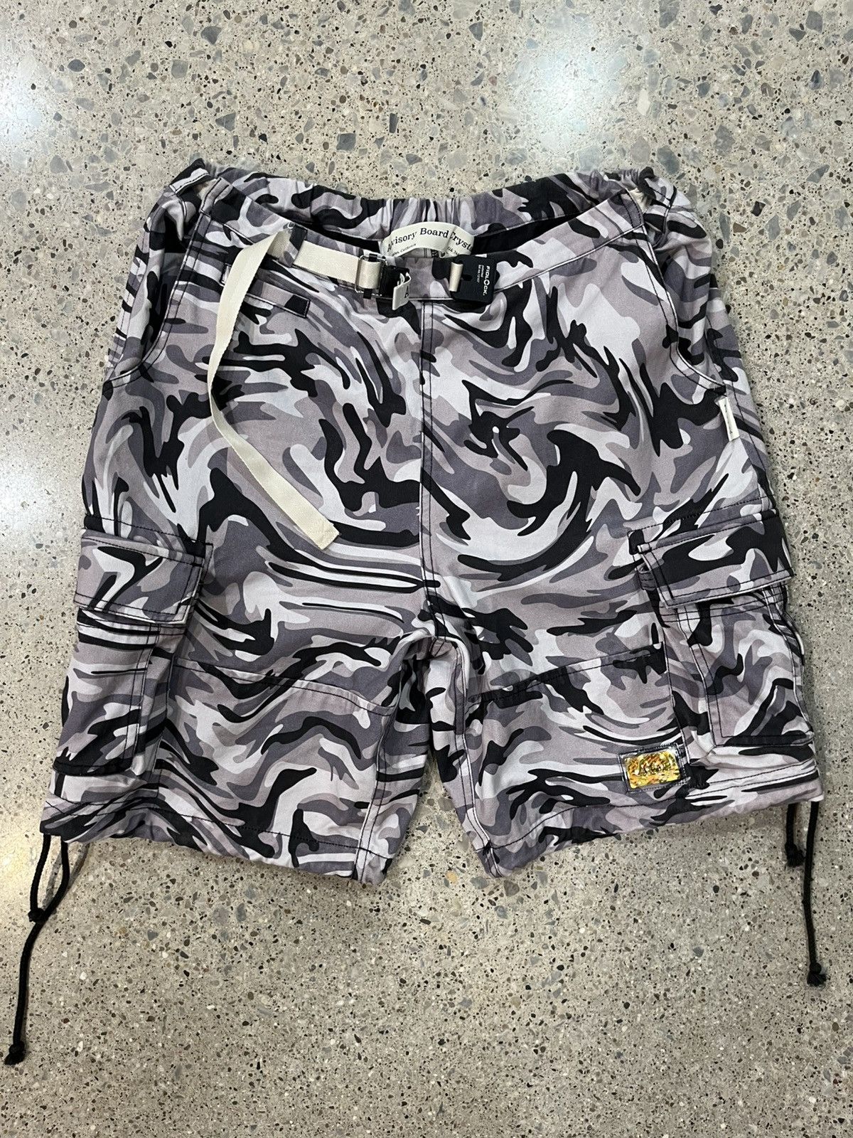 Advisory Board Crystals Camo cargo shorts Size US 29 - 1 Thumbnail