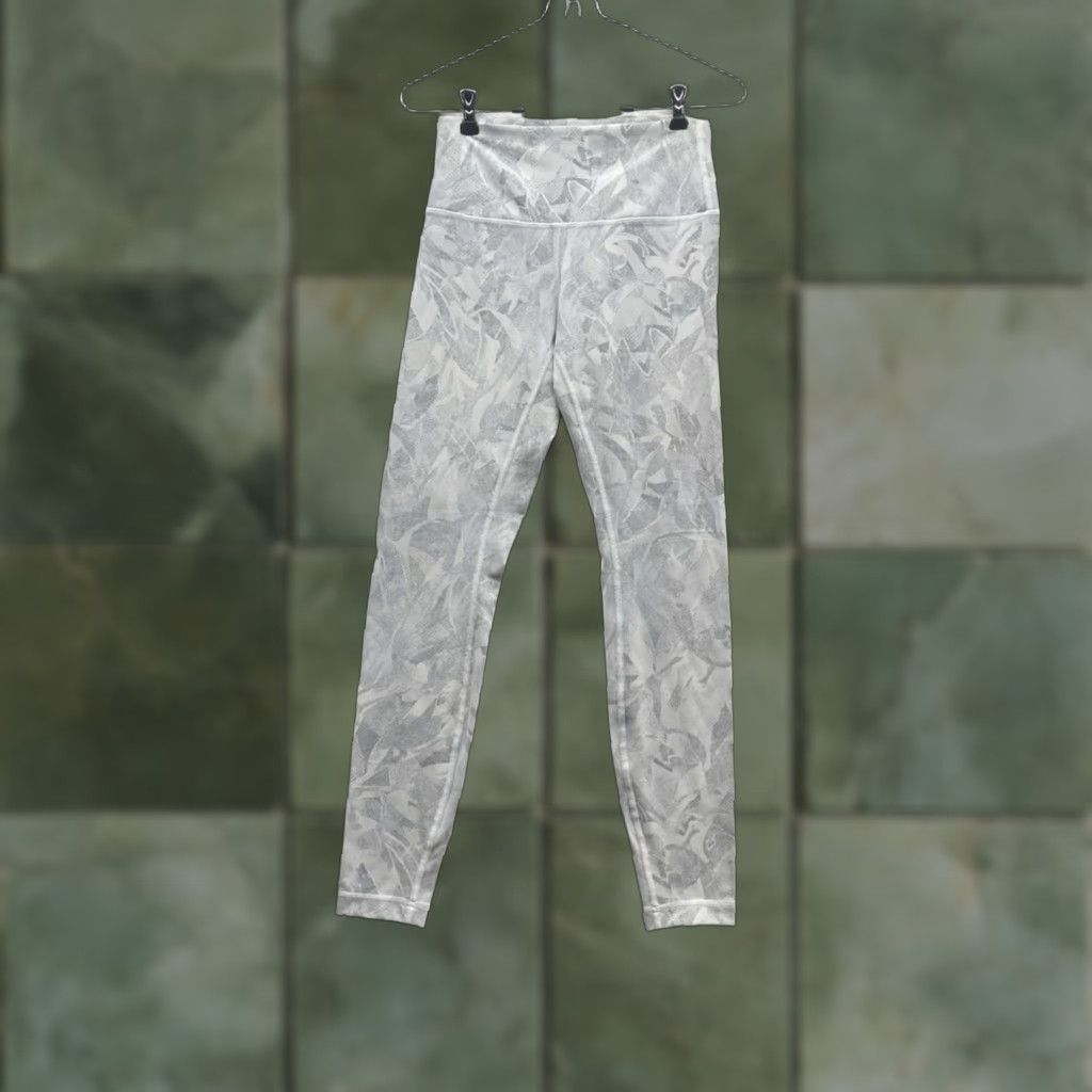 Lululemon Lululemon Wunder Under Leggings 6 28" High Rise Jasmine White Luxtreme Women Regular Inseam 28in White Geometric AA Size 28" / US 6 / IT 42 - 1 Thumbnail