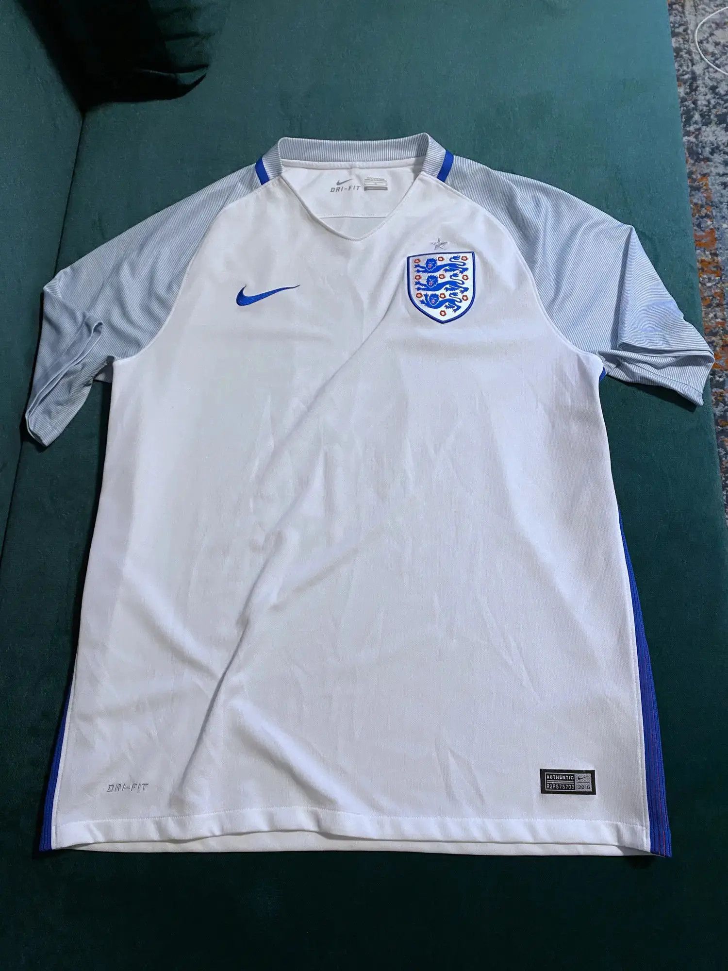 Nike England 2016 football Soccer Jersey Nike shirt size L Size US L / EU 52-54 / 3 - 1 Thumbnail
