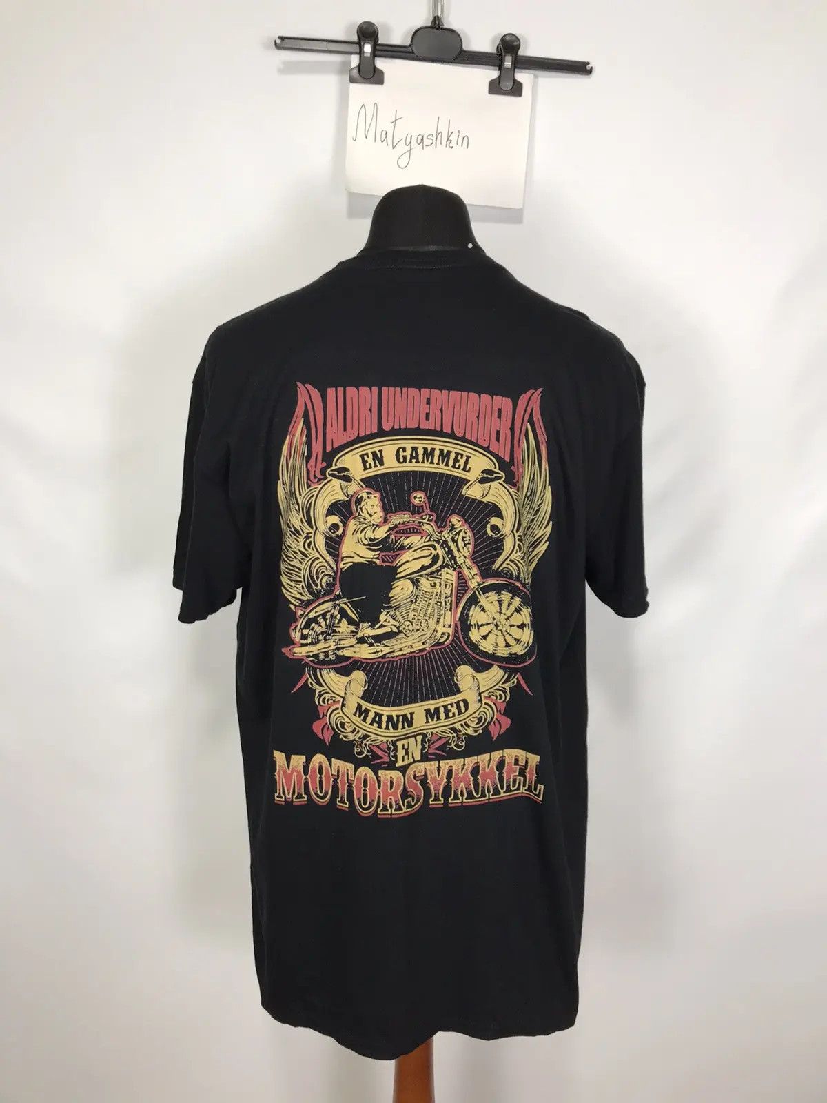 Band Tees × Vintage Aldri Undervurder biker t-shirt Size US XL / EU 56 / 4 - 1 Thumbnail