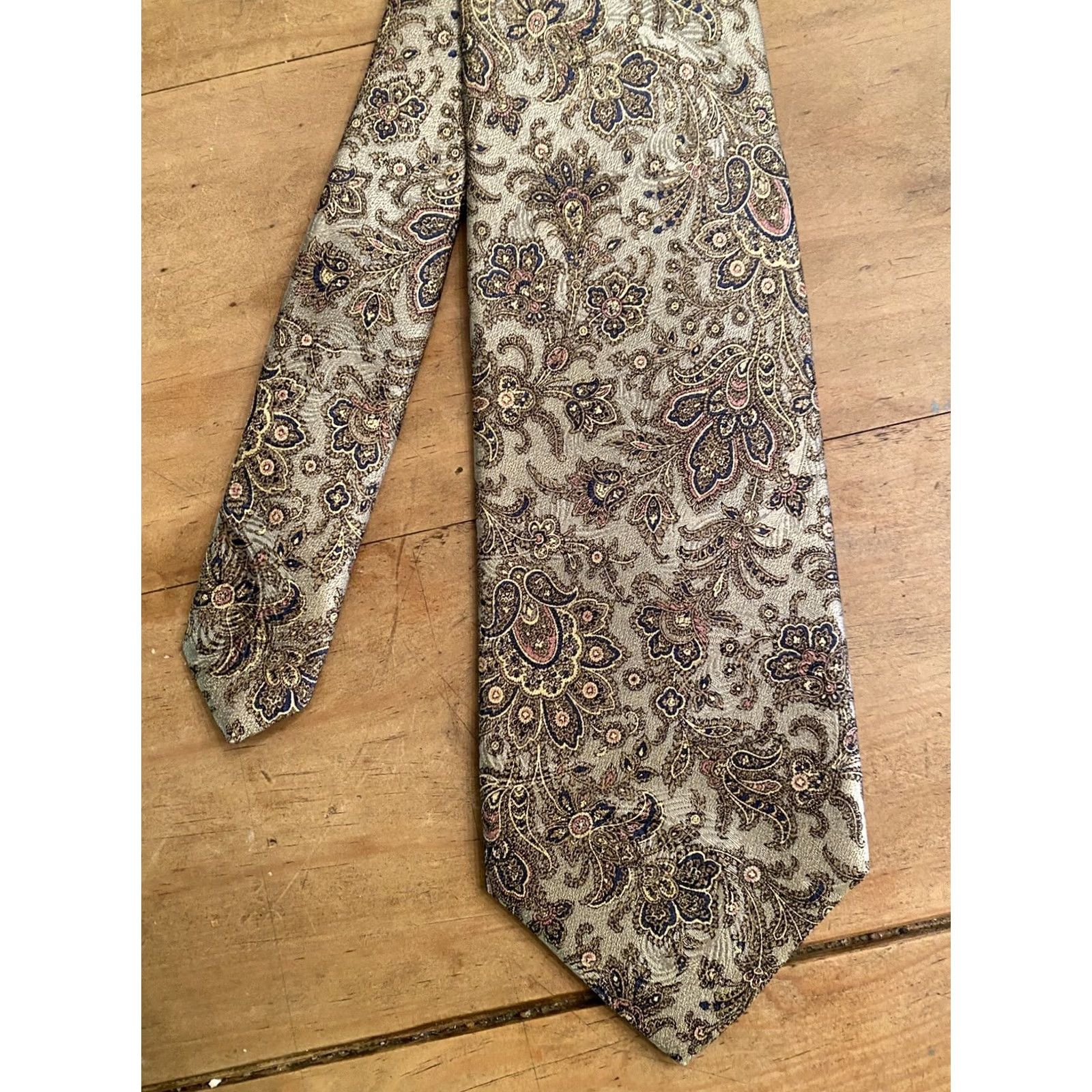 Robert Talbott VINTAGE Robert Talbott Best of Class Tie Tan Gold Paisley Hand Sewn Silk USA 56 X 3.75 Mens Tie Size ONE SIZE - 2 Thumbnail
