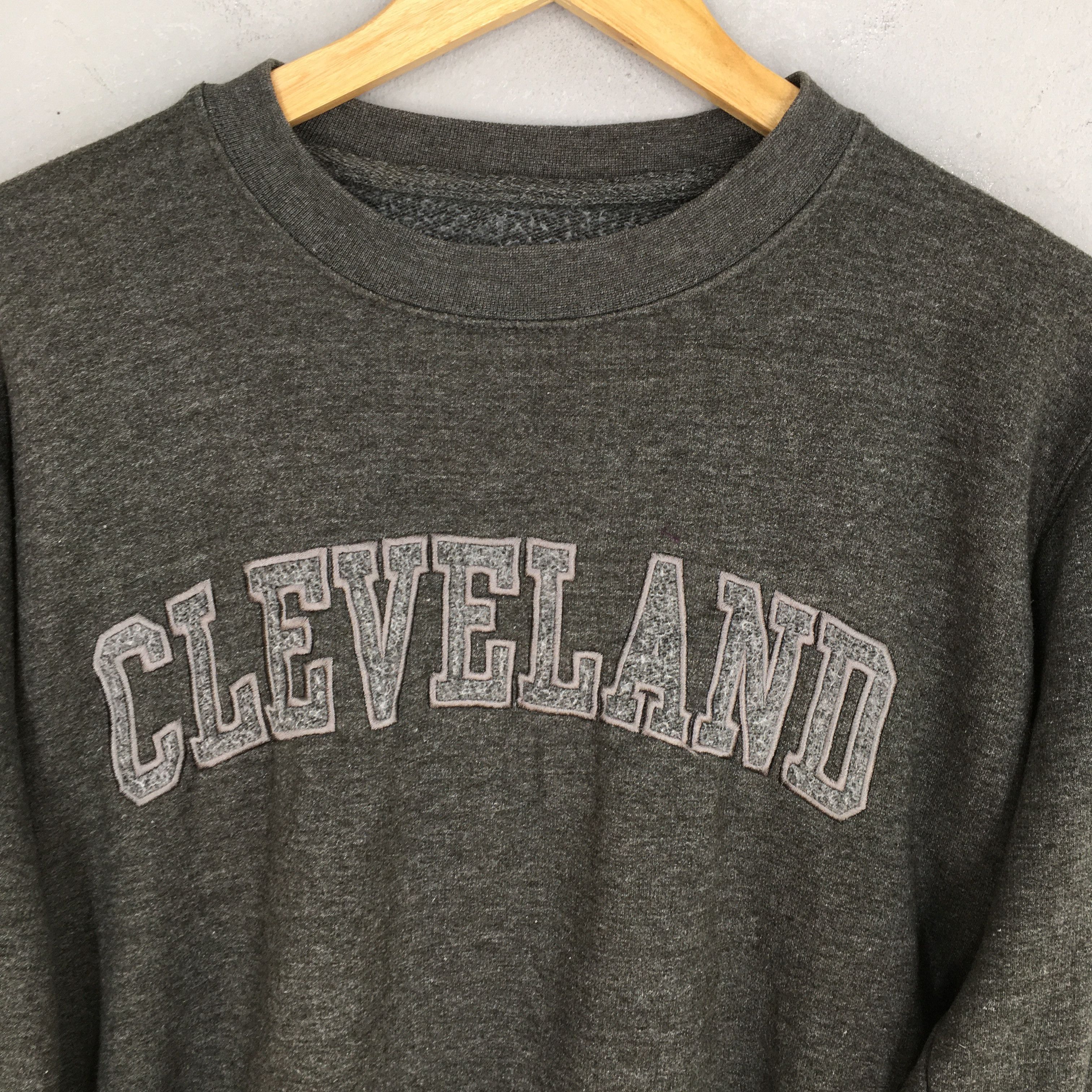 NCAA × Vintage Vintage Y2K Cleveland United States Gray Sweatshirt Small Size US S / EU 44-46 / 1 - 2 Thumbnail