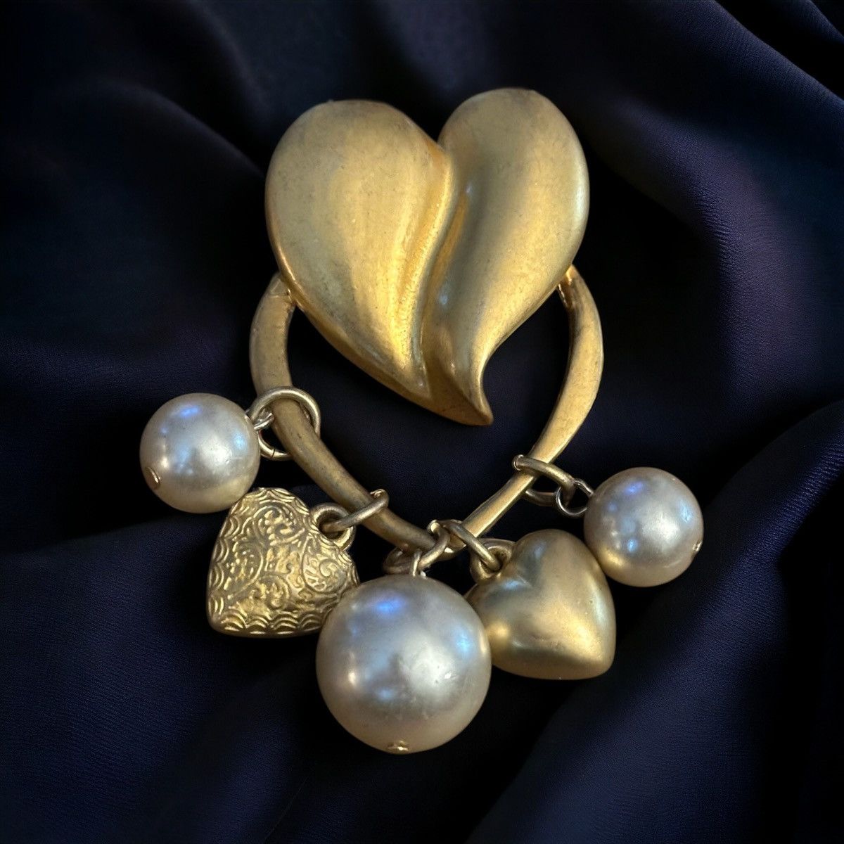 Vintage Vintage heart with pearls and hearts charms brooch Size ONE SIZE - 1 Thumbnail