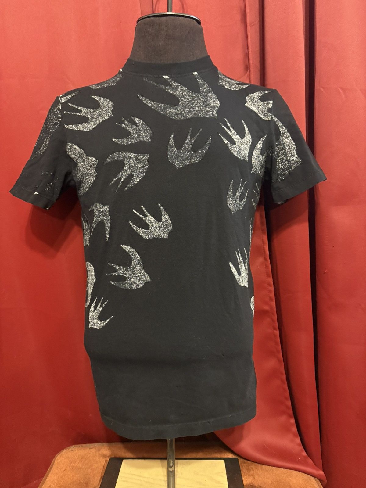 Alexander McQueen Alexander McQueen Swallow Tshirt Distressed Thrashed Grail Size US M / EU 48-50 / 2 - 1 Thumbnail