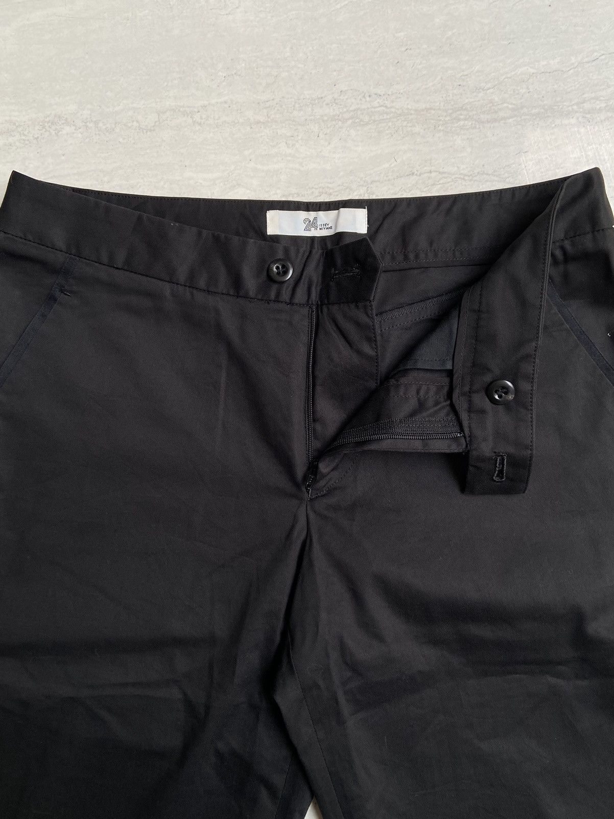 Issey Miyake 24 ISSEY MIYAKE Black Shorts Size US 27 - 11 Thumbnail