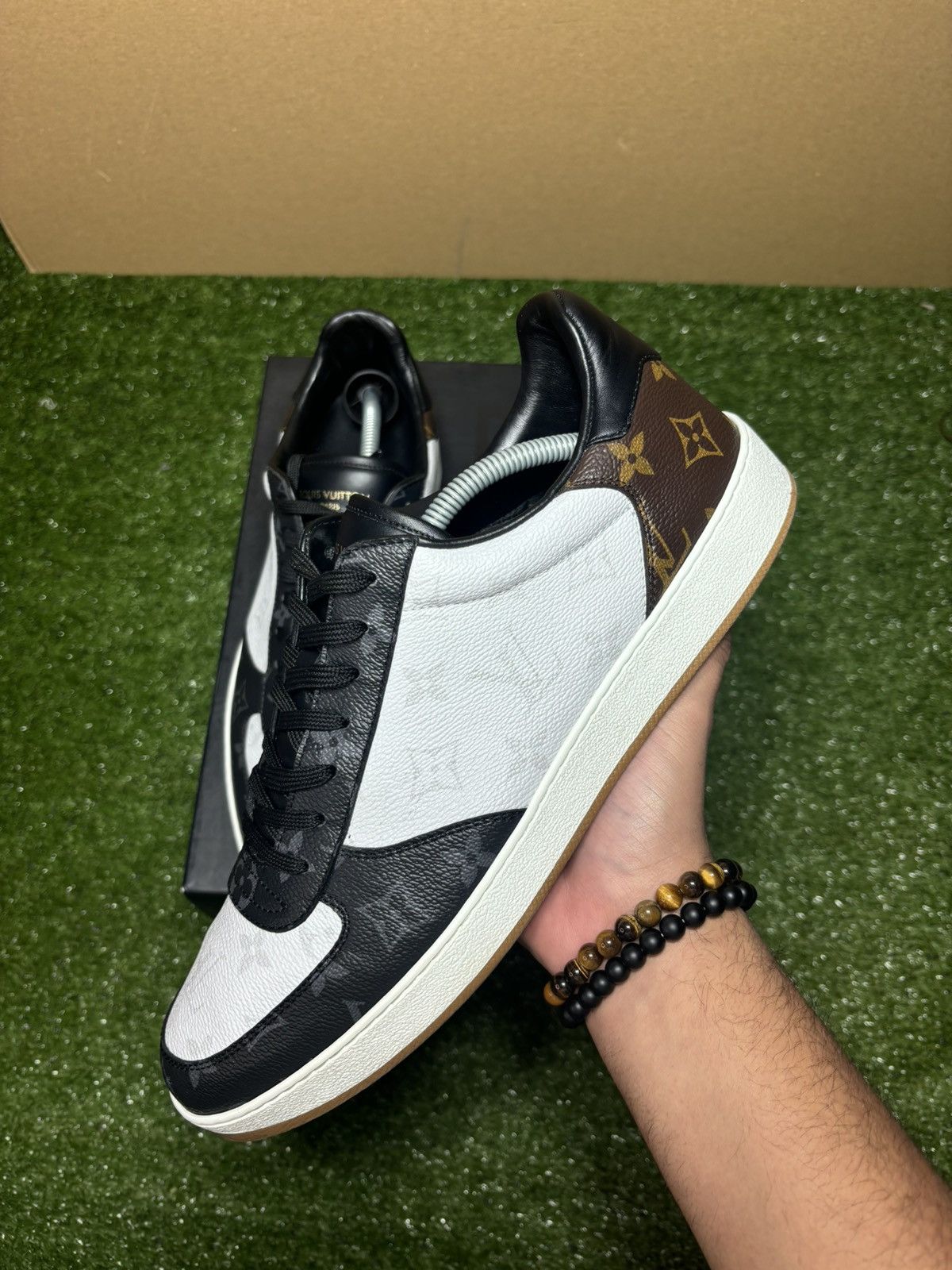 Louis Vuitton Louis Vuitton rivoli sneaker Size US 10 / EU 43 - 2 Thumbnail