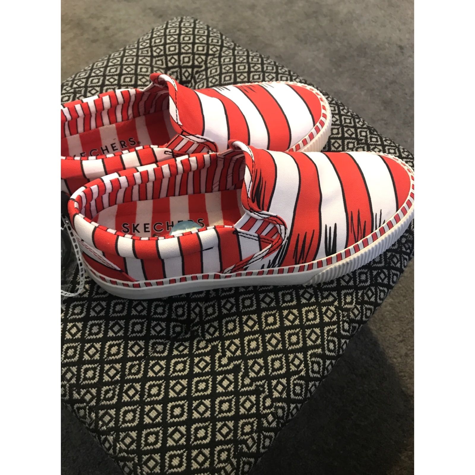 SKECHERS Skechers Dr. Seuss V'Lites We Saw Him! Sneaker Women's Size 6 Red/White Athletic Low Top Walking D'Lites Comfort Cushioned UK 3 US 6 EU 36 Vintage: No Size US 5.5 / IT 35.5 - 2 Thumbnail