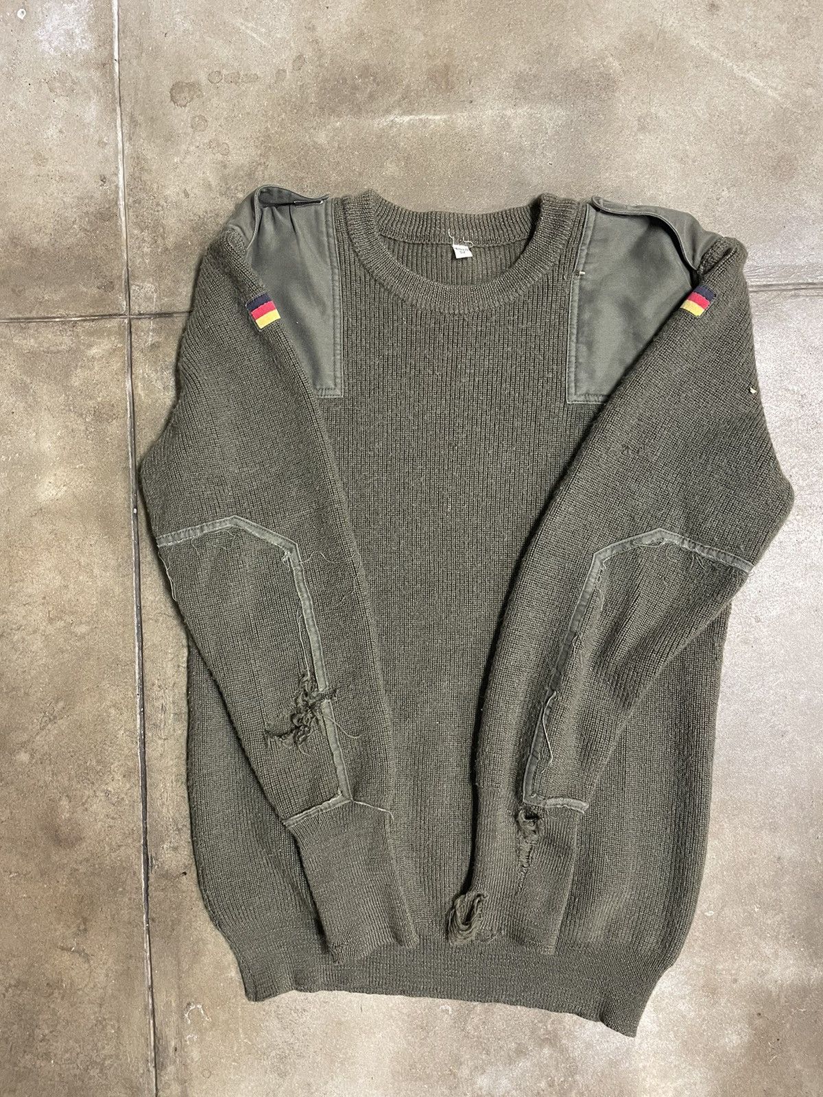Vintage Thrashed & Repaired German Army Pullover Size US L / EU 52-54 / 3 - 1 Thumbnail