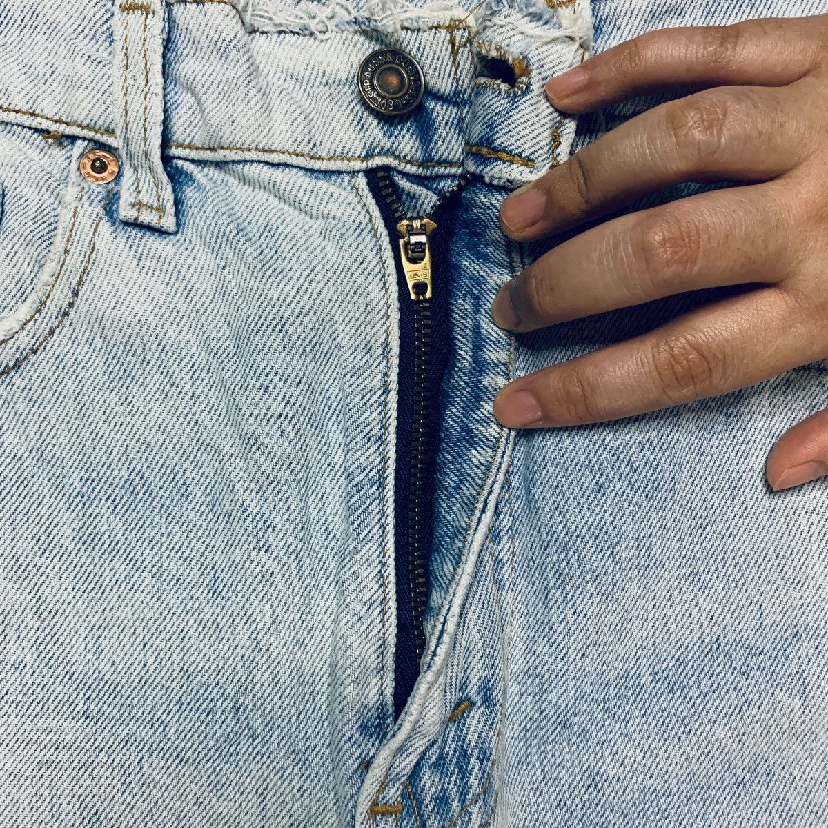 Levi's × Levi's Vintage Clothing Vintage 90s Levis Light Wash Distressed Ripped Jeans 30x30 Size US 30 / EU 46 - 3 Thumbnail