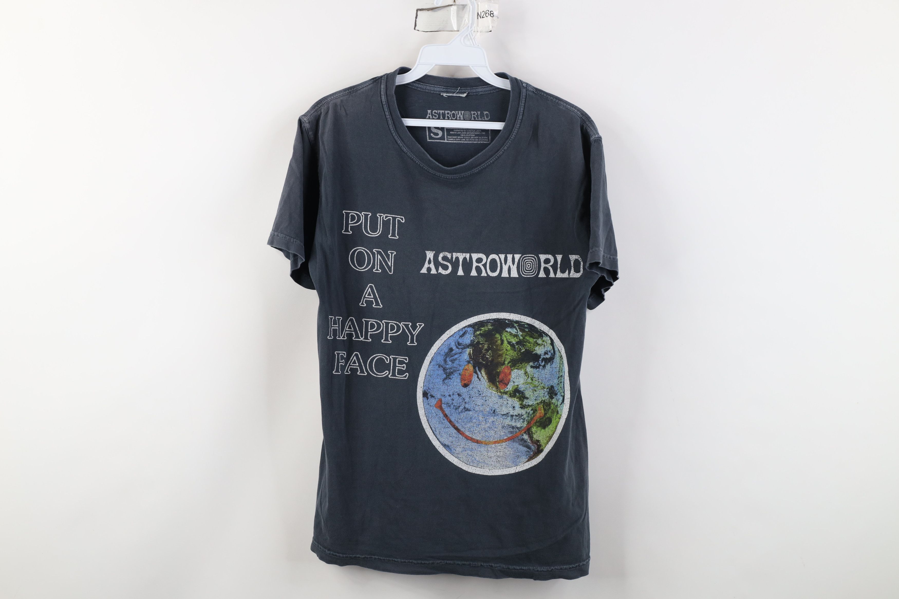 Vintage Astroworld Travis Scott Put On A Happy Face T-Shirt Gray Size US S / EU 44-46 / 1 - 1 Thumbnail