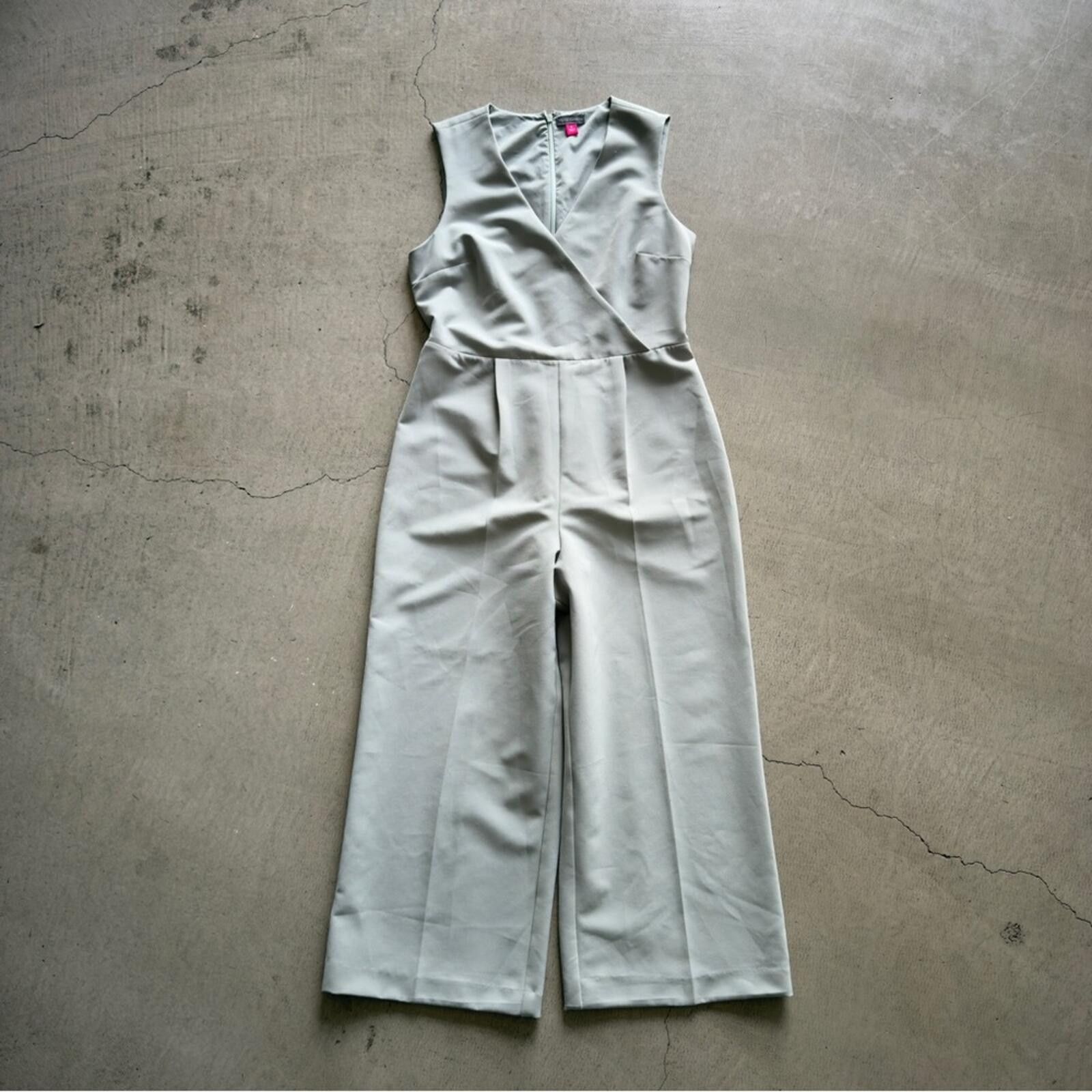 Vince Camuto Vince Camuto / Sleeveless V-Neck Jumpsuit / Sage Size 28" / US 6 / IT 42 - 1 Thumbnail