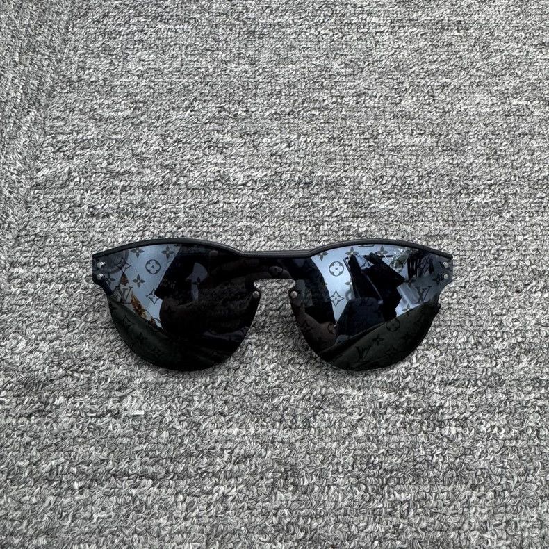 Louis Vuitton louis vuitton lv sunglasses with dark lenses-dmc Size ONE SIZE - 1 Thumbnail