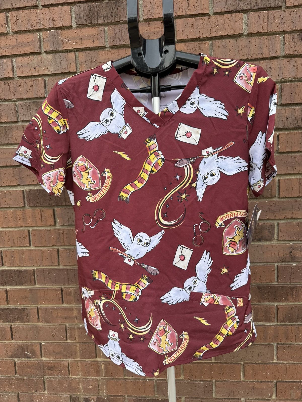 Other Harry Potter Womens Scrub Top Gryffindor Hedwig Owl Merlot Size S / US 4 / IT 40 - 2 Thumbnail