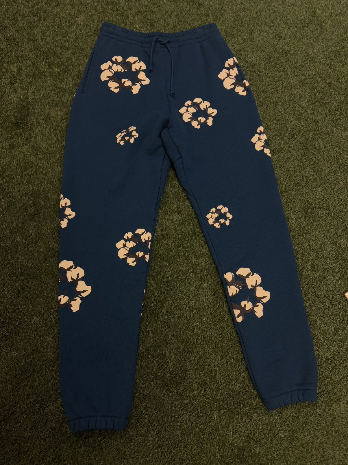 Cactus Plant Flea Market × DENIM TEARS Denim Tears x CPFM Sweatpants Cotton Wreath Size S (NEW) Size US 30 / EU 46 - 2 Thumbnail