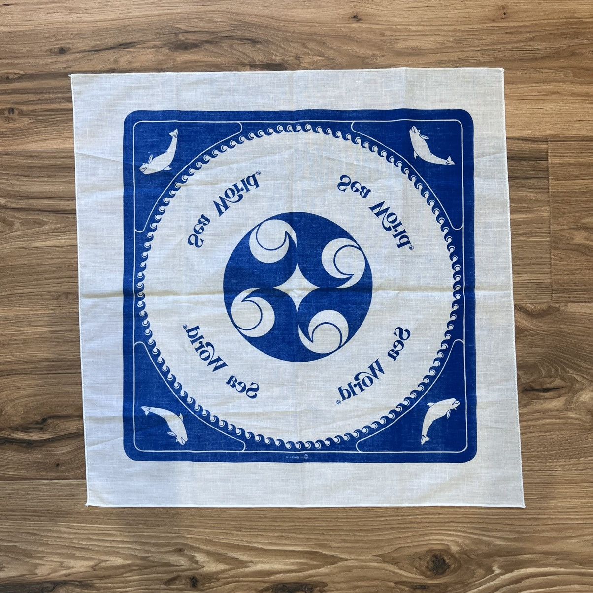 Other Vintage 80s Sea World Handkerchief White Blue 21.5x21.5 Size ONE SIZE - 3 Thumbnail